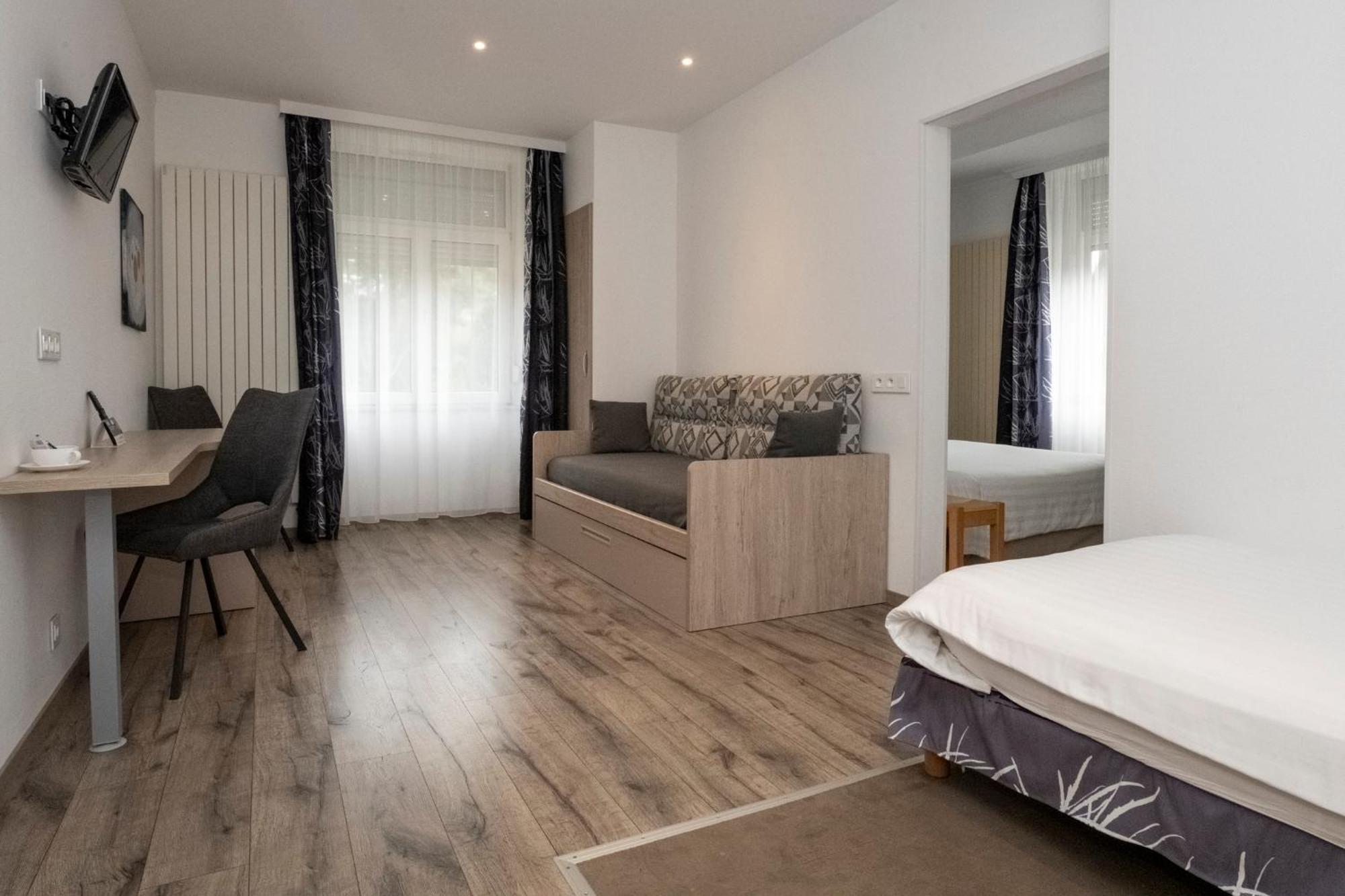לפוטרואה Logis Hotel Restaurant Le Faude מראה חיצוני תמונה
